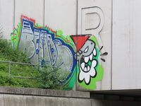 838200 Afbeelding van graffiti met een Utrechtse kabouter (KBTR) en de tekst 'BEAPS', op het viaduct Rhijnoord in de A2 ...